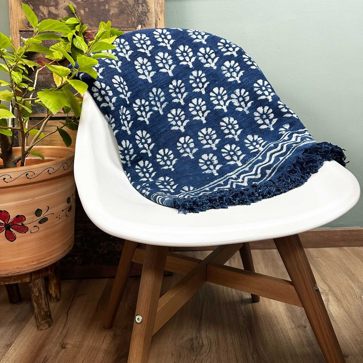 Handmade Indigo Cotton Throw – Chhota Flower, 170 x 120cm