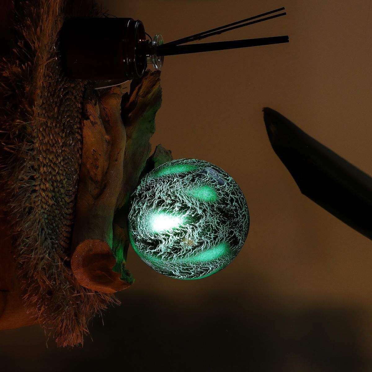 DriftGlow Driftwood Lamp – Emerald Crackle Shade